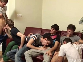 与年轻男人的性爱聚会，没有保护性爱并给予口交 korean big ass gay porn