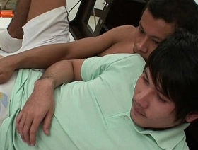 同性恋twink被敲打并在热视频中打击 handsome japan unconcerned porn