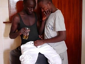 马文（Marvin）和克里斯（Chris）的异族同性恋twink与水玩耍 my junior in school korean gay porn