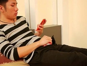 一个年轻的亚洲男人在床上快乐 hot happy boy gay porn