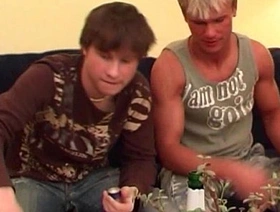 年轻的同性恋twinks在汽车中从事口交和无鞍性爱 chinese daddies gay porn