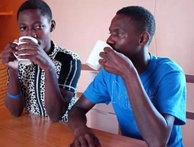 同性恋Twinks从事口交和小便游戏 japan spy gay porn