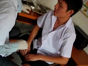 同性恋Twink从医疗专业人员那里获得口头愉悦 vietnam massage blissful porn