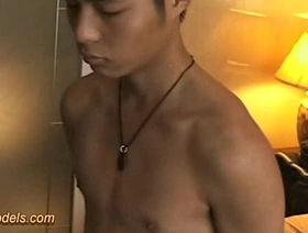 带有大阴茎的同性恋者被绑起来并自慰 massage gay japan porn