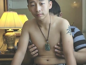 亚洲Twink给一个良好的同性恋伙伴提供了打手枪 muscled chinese gay porn