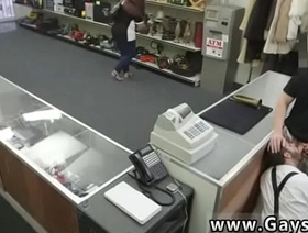 同性恋收银员在亚洲当铺赤裸裸地吹牛 japan gay public porn