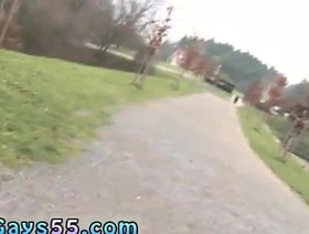 公共同性恋亚洲青少年男孩在手机上有热情的性爱 white korean gay porn