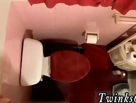 同性恋恋物癖视频特色亚洲男孩在一个充满小便成员的房间里 gay korean porn video