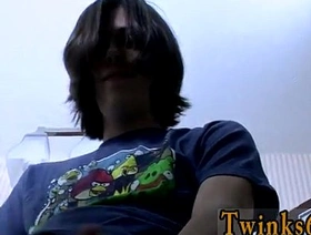 长发和未切割的公鸡的年轻同性恋者自慰和射精 indonesian gay massage porn