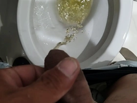 日本同性恋业余视频以小便游戏为特色 takeo japan gay porn