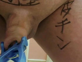 日本同性恋家伙用他的未切割的公鸡在洗衣篮中自慰 porn hot joyous sex