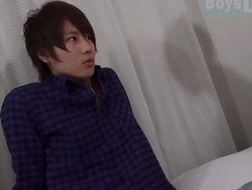 一位名叫Tetsu Kamara的日本大学生在这个成人视频中经历了他的第一次同性恋性接触。 korean gay porn subtitle