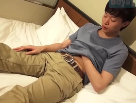 来自日本的年轻而热情的大学生沉迷于自我愉悦，达到高潮 singaporean porn merry