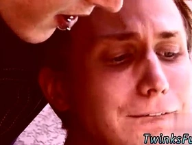 同性恋在热视频中带有棕色头发和emo风格的twinks japan gay porn gangbang