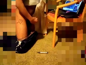 同性恋者通过观看日本成人内容而达到高潮 hiroto japan gay porn