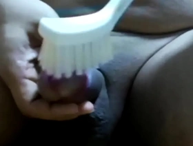 压碎：小阴茎BDSM带有额头磨碎 singapore porn gay