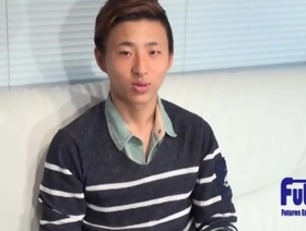 一个兴奋的亚洲男孩在这个免费的业余视频中与一个熟练的男人经历了他的第一次同性恋。 korean gay porn teen