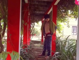 Hansel Thio的公共裸露：突然在中国花园里自慰的冲动 vintage japan gay porn