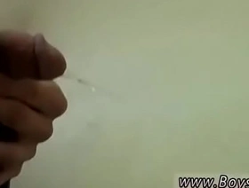 年轻的亚洲男人在业余视频中探索同性恋色情和小便 gay indian porn hot