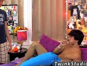 年轻的twinks在中国从事热情的同性恋性爱 chinese couple gay porn