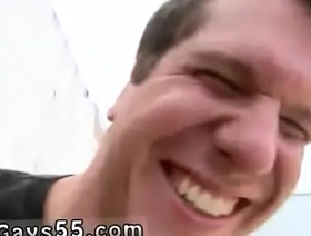 与一个年轻的中国男子和一个安全官员在购物中心的同性恋相遇 gym hot gay porn