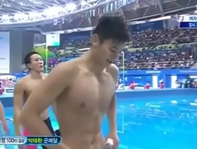 亚洲大块头炫耀他的腹肌，在裸体中游泳 rui japan cheerful porn