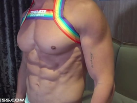 适合亚洲人的男人炫耀他的肌肉体质和凿子的腹肌 japan gay porn kiss