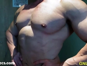 亚洲大块子取悦自己，抚摸他的乳头 japan gay men porn