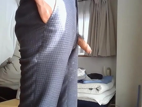 独奏亚洲人炫耀他未切割的鸡巴 hot macho gay porn